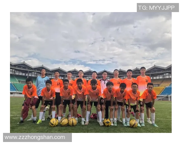 探寻当代足球运动员成长之路与全球竞技精神深度解析全面趋势探讨